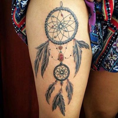  Tatouage attrape rêve qui soutient un autre attraape rêve